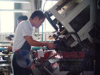 桐鄉市制鞋企業考察百麗、達芙妮生產工廠-世界服裝鞋帽網-行業門戶.全國十佳電子商業行業門戶網站